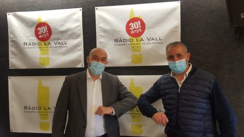 El director de Catalunya Ràdio, Saül Gordillo, signa un acord amb l'alcalde de Les Preses, Pere Vila, i el director de Ràdio La Vall, Jordi Rocasalva, en presència del coordinador de comunicació municipal, Mateu Batallé, per a l’emissió de butlletins informatius de Catalunya Informació. Les Preses. 27 de gener de 2021