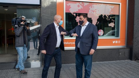 El director de Catalunya Ràdio, Saül Gordillo, rep el president d'ERC, Oriol Junqueras, entrevistat a El matí de Catalunya Ràdio amb Laura Rosel aprofitant el tercer grau en les hores prèvies a la decisió judicial de retirar-li aquesta situació penitenciària. Barcelona. 25 de febrer de 2021