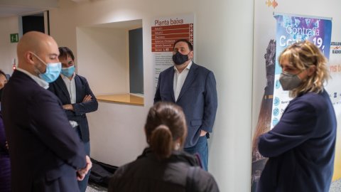 El director de Catalunya Ràdio, Saül Gordillo, rep el president d'ERC, Oriol Junqueras, entrevistat a El matí de Catalunya Ràdio amb Laura Rosel aprofitant el tercer grau en les hores prèvies a la decisió judicial de retirar-li aquesta situació penitenciària. Barcelona. 25 de febrer de 2021
