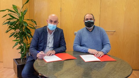 El director de Catalunya Ràdio, Saül Gordillo, signa un acord amb el director de Ràdio Amèrica Barcelona, Germà Capdevila, per a l'emissió dels informatius de Catalunya Ràdio i Catalunya Informació en aquesta emissora per Internet dirigida als catalans d'arreu del món. Barcelona. 26 de març de 2021