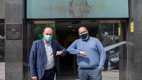 El director de Catalunya Ràdio, Saül Gordillo, signa un acord amb el director de Ràdio Amèrica Barcelona, Germà Capdevila, per a l'emissió dels informatius de Catalunya Ràdio i Catalunya Informació en aquesta emissora per Internet dirigida als catalans d'arreu del món. Barcelona. 26 de març de 2021