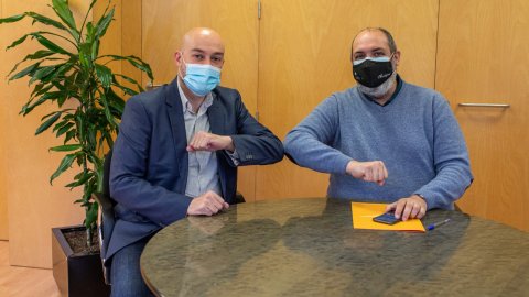 El director de Catalunya Ràdio, Saül Gordillo, signa un acord amb el director de Ràdio Amèrica Barcelona, Germà Capdevila, per a l'emissió dels informatius de Catalunya Ràdio i Catalunya Informació en aquesta emissora per Internet dirigida als catalans d'arreu del món. Barcelona. 26 de març de 2021