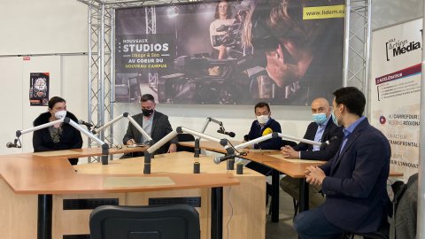 El director de Catalunya Ràdio, Saül Gordillo, presenta el primer podcast de la ràdio pública dedicat a la Catalunya del Nord, en una visita a les instal·lacions del centre audiovisual IDEM de la població d'El Soler (Rosselló), acompanyat del cap de Continguts, Santi Faro, i en presència de l'autor de 'Septentrions', Sebastià Girard (AMPLI Productora), i de l'alcaldessa del Soler, Armelle Revel. El Soler. 30 de març de 2021