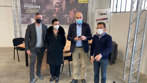 El director de Catalunya Ràdio, Saül Gordillo, presenta el primer podcast de la ràdio pública dedicat a la Catalunya del Nord, en una visita a les instal·lacions del centre audiovisual IDEM de la població d'El Soler (Rosselló), acompanyat del cap de Continguts, Santi Faro, i en presència de l'autor de 'Septentrions', Sebastià Girard (AMPLI Productora), i de l'alcaldessa del Soler, Armelle Revel. El Soler. 30 de març de 2021