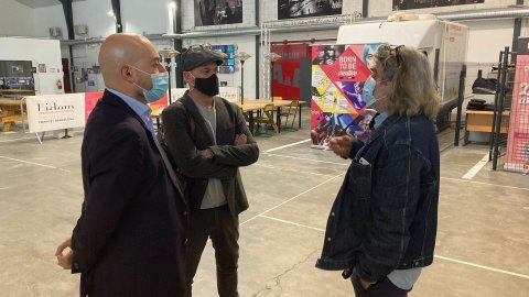 El director de Catalunya Ràdio, Saül Gordillo, presenta el primer podcast de la ràdio pública dedicat a la Catalunya del Nord, en una visita a les instal·lacions del centre audiovisual IDEM de la població d'El Soler (Rosselló), acompanyat del cap de Continguts, Santi Faro, i en presència de l'autor de 'Septentrions', Sebastià Girard (AMPLI Productora), i de l'alcaldessa del Soler, Armelle Revel. El Soler. 30 de març de 2021