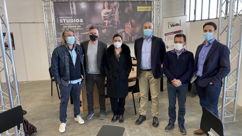 El director de Catalunya Ràdio, Saül Gordillo, presenta el primer podcast de la ràdio pública dedicat a la Catalunya del Nord, en una visita a les instal·lacions del centre audiovisual IDEM de la població d'El Soler (Rosselló), acompanyat del cap de Continguts, Santi Faro, i en presència de l'autor de 'Septentrions', Sebastià Girard (AMPLI Productora), i de l'alcaldessa del Soler, Armelle Revel. El Soler. 30 de març de 2021