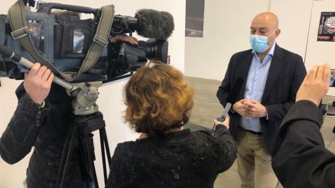 El director de Catalunya Ràdio, Saül Gordillo, presenta el primer podcast de la ràdio pública dedicat a la Catalunya del Nord, en una visita a les instal·lacions del centre audiovisual IDEM de la població d'El Soler (Rosselló), acompanyat del cap de Continguts, Santi Faro, i en presència de l'autor de 'Septentrions', Sebastià Girard (AMPLI Productora), i de l'alcaldessa del Soler, Armelle Revel. El Soler. 30 de març de 2021