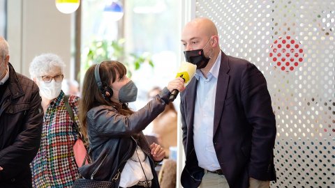 Entrevista al director de Catalunya Ràdio, Saül Gordillo, per part de Mariola Dinarès, en el programa especial d'El matí de Catalunya Ràdio, Popap, Catalunya migdia i Estat de Gràcia per Sant Jordi, el primer amb una relativa normalitat després de la pandèmia, en el marc de la campanya Impulsem cultura, a Casa Seat. Barcelona. 23 d'abril de 2021
