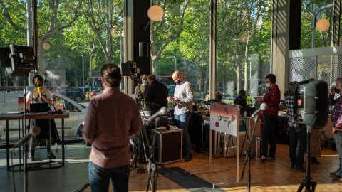 Programa especial d'El matí de Catalunya Ràdio, Popap, Catalunya migdia i Estat de Gràcia per Sant Jordi, el primer amb una relativa normalitat després de la pandèmia, en el marc de la campanya Impulsem cultura, a Casa Seat. Barcelona. 23 d'abril de 2021