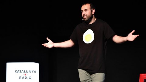 Els Radiòlegs de Catalunya Ràdio amb Peyu, Elisenda Pinda, Joel Díaz, Charlie Pee, Joan Grivé, Bru Esteve i Oye Sherman, al Teatre Goya. Segona edició. Actuació davant d'un públic format per oients de Catalunya Ràdio. Barcelona. 26 d'abril de 2021