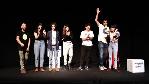 Els Radiòlegs de Catalunya Ràdio amb Peyu, Elisenda Pinda, Joel Díaz, Charlie Pee, Joan Grivé, Bru Esteve i Oye Sherman, al Teatre Goya. Segona edició. Actuació davant d'un públic format per oients de Catalunya Ràdio. Barcelona. 26 d'abril de 2021