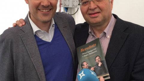 Presentació i signatura d'exemplars del llibre Revoltats amb Oriol Junqueras i Justo Molinero per Sant Jordi. Barcelona. 23 d'abril de 2015