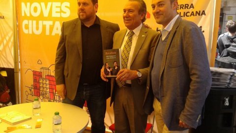 Presentació i signatura d'exemplars del llibre Revoltats amb Oriol Junqueras i Justo Molinero per Sant Jordi. Barcelona. 23 d'abril de 2015