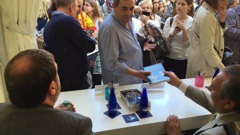 Presentació i signatura d'exemplars del llibre Revoltats amb Oriol Junqueras i Justo Molinero per Sant Jordi. Barcelona. 23 d'abril de 2015