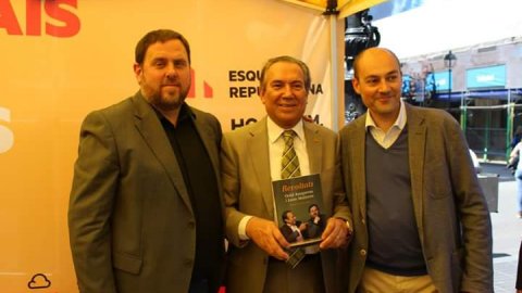Presentació i signatura d'exemplars del llibre Revoltats amb Oriol Junqueras i Justo Molinero per Sant Jordi. Barcelona. 23 d'abril de 2015