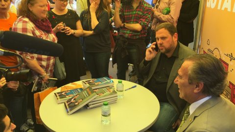 Presentació i signatura d'exemplars del llibre Revoltats amb Oriol Junqueras i Justo Molinero per Sant Jordi. Barcelona. 23 d'abril de 2015
