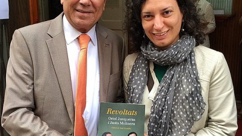 Presentació del llibre 'Revoltats' 'Sublevados' al Teatre Orfeó de Calella amb Justo Molinero. Teatre ple a vessar i cues de gent per la signatura d'exemplars al carrer. Acte organitzat per Òmnium Cultural Montnegre amb la col·laboració de la llibreria La Llopa. Calella. 18 d'abril del 2015