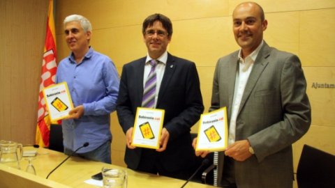 Presentació del llibre Sobirania.cat del periodista Saül Gordillo a l'Ajuntament de Girona, amb l'alcalde, Carles Puigdemont, i el geògraf José Antonio Donaire. Girona. 1 de juliol de 2014