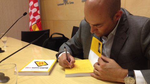 Presentació del llibre Sobirania.cat del periodista Saül Gordillo a l'Ajuntament de Girona, amb l'alcalde, Carles Puigdemont, i el geògraf José Antonio Donaire. Girona. 1 de juliol de 2014