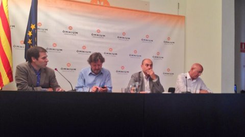 Presentació del llibre Sobirania.cat, del periodista Saül Gordillo, a la seu nacional d'Òmnium amb els professors de Comunicació i Periodisme de la Universitat Autònoma de Barcelona Enric Marín i Joan Manuel Tresserras, presentats pel director d'Òmnium, Oleguer Serra. Barcelona. 3 de juliol de 2014