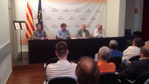 Presentació del llibre Sobirania.cat, del periodista Saül Gordillo, a la seu nacional d'Òmnium amb els professors de Comunicació i Periodisme de la Universitat Autònoma de Barcelona Enric Marín i Joan Manuel Tresserras, presentats pel director d'Òmnium, Oleguer Serra. Barcelona. 3 de juliol de 2014