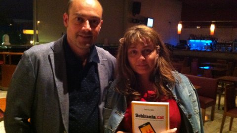Presentació del llibre Sobirania.cat del periodista Saül Gordillo al Cafè de l'Auditori de Sant Cugat del Vallès, amb l'exeurodiputat Raül Romeva i el periodista Xavier Fornells, moderats pel també periodista Pep Gimeno. Foto amb la periodista Mercè Molist, coprotagonista del llibre. Sant Cugat del Vallès. 9 de juliol de 2014