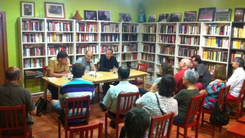 Presentació del llibre Sobirania.cat, del periodista Saül Gordillo, al local Anònims de Granollers amb el president del Grup de Periodistes Barnils, David Bassa, i el director de Tirabol Produccions (Racó Català), Joan Camp. Granollers. 10 de juliol de 2014