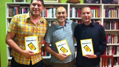 Presentació del llibre Sobirania.cat, del periodista Saül Gordillo, al local Anònims de Granollers amb el president del Grup de Periodistes Barnils, David Bassa, i el director de Tirabol Produccions (Racó Català), Joan Camp. Granollers. 10 de juliol de 2014