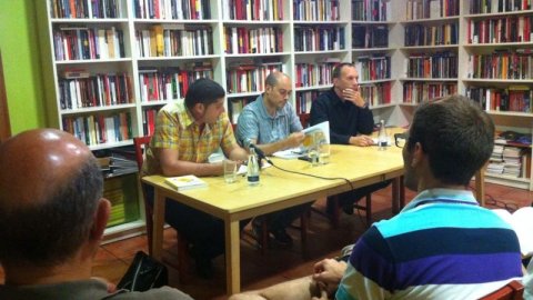 Presentació del llibre Sobirania.cat, del periodista Saül Gordillo, al local Anònims de Granollers amb el president del Grup de Periodistes Barnils, David Bassa, i el director de Tirabol Produccions (Racó Català), Joan Camp. Granollers. 10 de juliol de 2014
