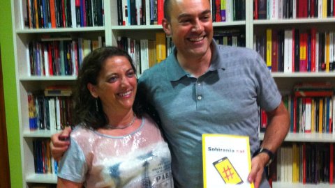 Presentació del llibre Sobirania.cat del periodista Saül Gordillo al local Anònims de Granollers amb el president del Grup de Periodistes Barnils, David Bassa, i el director de Tirabol Produccions (Racó Català), Joan Camp. A la fotografia, Saül Gordillo amb la regidora de Comunicació de Granollers, Carme Garrido. 10 de juliol de 2014