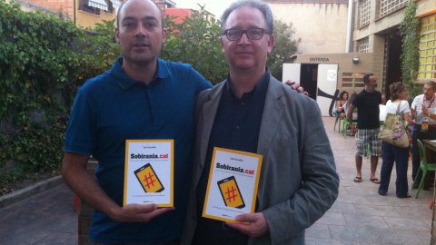 Presentació del llibre Sobirania.cat, de Saül Gordillo, amb el periodista Albert Cuesta al Tarambana de Cardedeu, organitzada per la llibreria Badallibres. Cardedeu. 16 de juliol de 2014