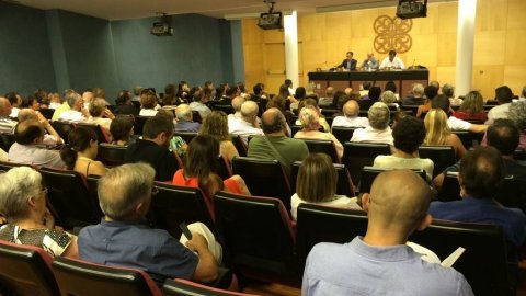 Presentació del llibre Sobirania.cat, de Saül Gordillo, amb el periodista Xavier Graset i l'eurodiputat Ramon Tremosa, a la sala d'actes de la Fundació Iluro de Mataró. 23 de juliol de 2013