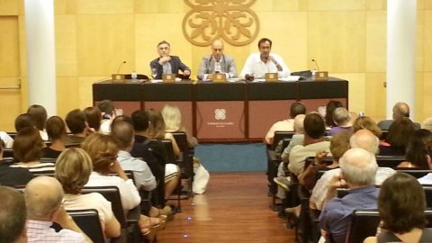Presentació del llibre Sobirania.cat, de Saül Gordillo, amb el periodista Xavier Graset i l'eurodiputat Ramon Tremosa, a la sala d'actes de la Fundació Iluro de Mataró. 23 de juliol de 2013