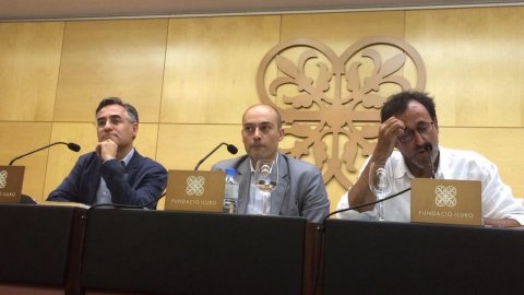 Presentació del llibre Sobirania.cat, de Saül Gordillo, amb el periodista Xavier Graset i l'eurodiputat Ramon Tremosa, a la sala d'actes de la Fundació Iluro de Mataró. 23 de juliol de 2013