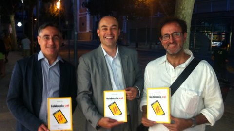 Presentació del llibre Sobirania.cat, de Saül Gordillo, amb el periodista Xavier Graset i l'eurodiputat Ramon Tremosa, a la sala d'actes de la Fundació Iluro de Mataró. 23 de juliol de 2013