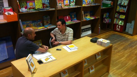 Presentació del llibre Sobirania.cat, de Saül Gordillo, a la llibreria La Tralla de Vic amb el periodista Miquel Macià, editor de Nació Digital i Osona.com, i el també periodista Oriol Ferran, editor de Creat Edicions. Entrevista prèvia amb el periodista d'El 9 Nou Jordi Vilarrodà. Vic. 24 de juliol de 2014