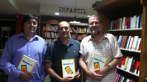 Presentació del llibre Sobirania.cat, de Saül Gordillo, a la llibreria La Tralla de Vic amb el periodista Miquel Macià, editor de Nació Digital i Osona.com, i el també periodista Oriol Ferran, editor de Creat Edicions. Vic. 24 de juliol de 2014