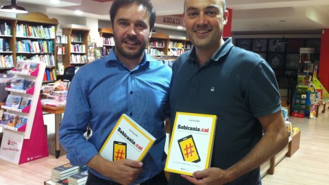 Presentació del llibre Sobirania.cat, de Saül Gordillo, a la llibreria La Tralla de Vic amb el periodista Miquel Macià, editor de Nació Digital i Osona.com, i el també periodista Oriol Ferran, editor de Creat Edicions. L'autor, amb Joan Ballana, tinet d'alcalde i membre de l'Osonosfera. Vic. 24 de juliol de 2014