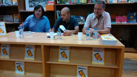 Presentació del llibre Sobirania.cat, de Saül Gordillo, a la llibreria La Tralla de Vic amb el periodista Miquel Macià, editor de Nació Digital i Osona.com, i el també periodista Oriol Ferran, editor de Creat Edicions. Vic. 24 de juliol de 2014