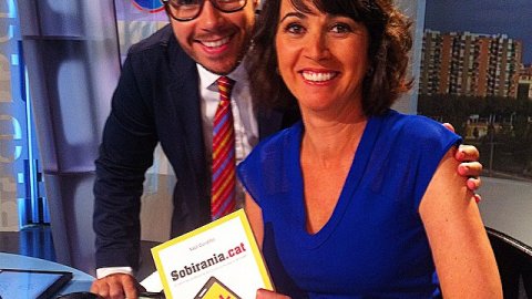 Els periodistes Lídia Heredia i Toni Aira, amb un exemplar del llibre Sobirania.cat, de Saül Gordillo, al plató d'Els matins de TV3. 4 de setembre de 2014