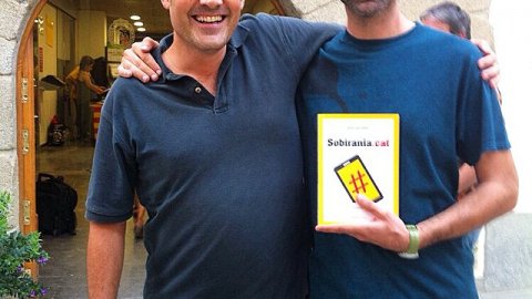 Saül Gordillo, autor del llibre Sobirania.cat, amb Ferran Civit, de l'ANC. Arenys de Munt. 13 de setembre de 2014