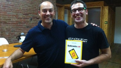 Presentació del llibre Sobirania.cat, del periodista Saül Gordillo, al Centre d'Art Cal Massó. L'autor del llibre, amb Miquel Saperas. Reus. 15 de setembre de 2014