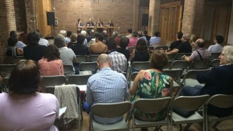 Presentació del llibre Sobirania.cat, del periodista Saül Gordillo, amb l'expresident del Parlament Ernest Benach; l'antropòloga i presidenta d'STIC.cat, Trina Milan; i el periodista Ivan Rodon, al Centre d'Art Cal Massó, de Reus. 15 de setembre de 2014