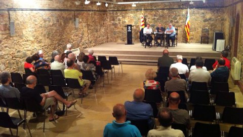 Presentació del llibre Sobirania.cat, del periodista Saül Gordillo, amb l'exalcalde i economista Antoni Soy i amb el professor de polítiques públiques Jordi Marín, al Saló de Pedra de l'Ajuntament d'Argentona. 18 de setembre de 2014