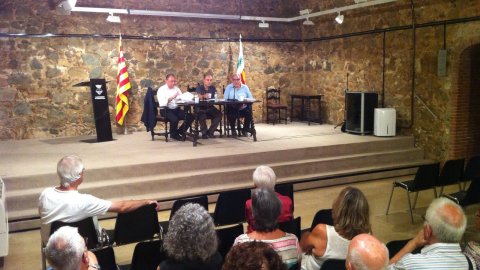Presentació del llibre Sobirania.cat, del periodista Saül Gordillo, amb l'exalcalde i economista Antoni Soy i amb el professor de polítiques públiques Jordi Marín, al Saló de Pedra de l'Ajuntament d'Argentona. 18 de setembre de 2014
