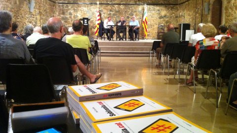 Presentació del llibre Sobirania.cat, del periodista Saül Gordillo, amb l'exalcalde i economista Antoni Soy i amb el professor de polítiques públiques Jordi Marín, al Saló de Pedra de l'Ajuntament d'Argentona. 18 de setembre de 2014