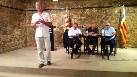 Presentació del llibre Sobirania.cat, del periodista Saül Gordillo, amb l'exalcalde i economista Antoni Soy i amb el professor de polítiques públiques Jordi Marín, al Saló de Pedra de l'Ajuntament d'Argentona. 18 de setembre de 2014