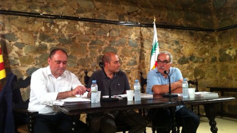 Presentació del llibre Sobirania.cat, del periodista Saül Gordillo, amb l'exalcalde i economista Antoni Soy i amb el professor de polítiques públiques Jordi Marín, al Saló de Pedra de l'Ajuntament d'Argentona. 18 de setembre de 2014