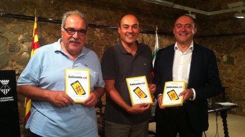 Presentació del llibre Sobirania.cat, del periodista Saül Gordillo, amb l'exalcalde i economista Antoni Soy i amb el professor de polítiques públiques Jordi Marín, al Saló de Pedra de l'Ajuntament d'Argentona. 18 de setembre de 2014