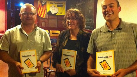 Presentació del llibre Sobirania.cat, del periodista Saül Gordillo, a l'Ateneu Central d'Olot, amb Meius Ferrés i Joan Francesc Gras. Olot. 27 de setembre de 2014